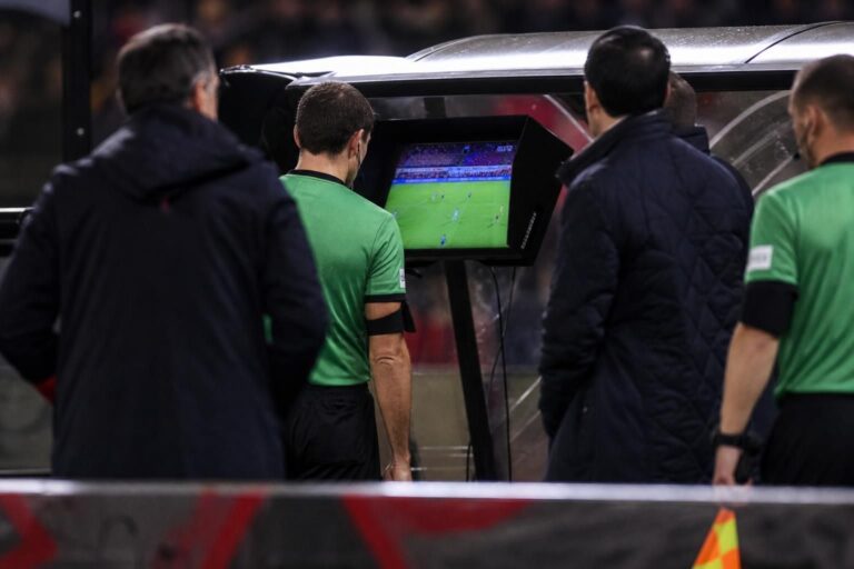 Scheidsrechter bekijkt een videofase langs het veld tijdens een wedstrijd in de Challenger Pro League