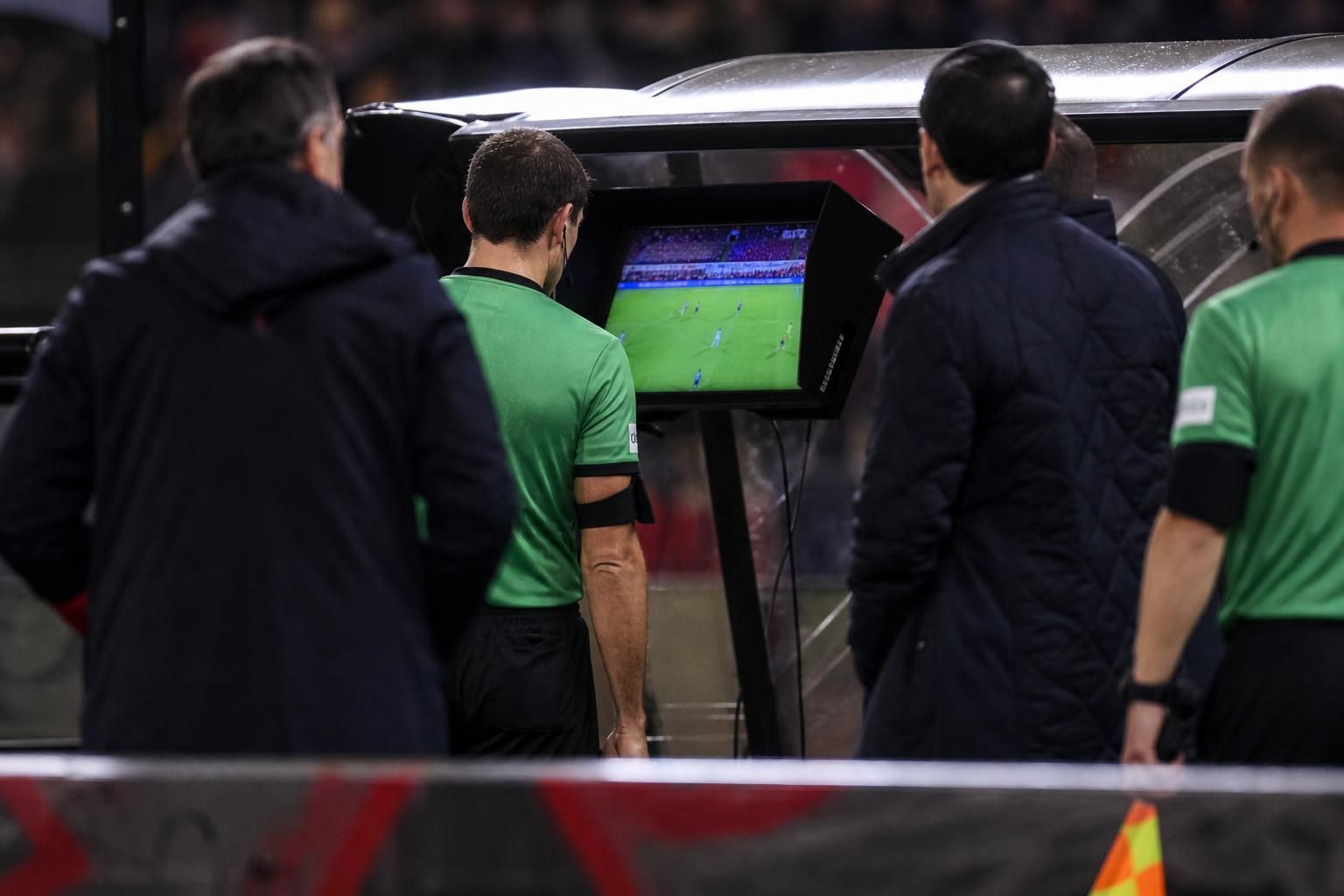 Scheidsrechter bekijkt een videofase langs het veld tijdens een wedstrijd in de Challenger Pro League