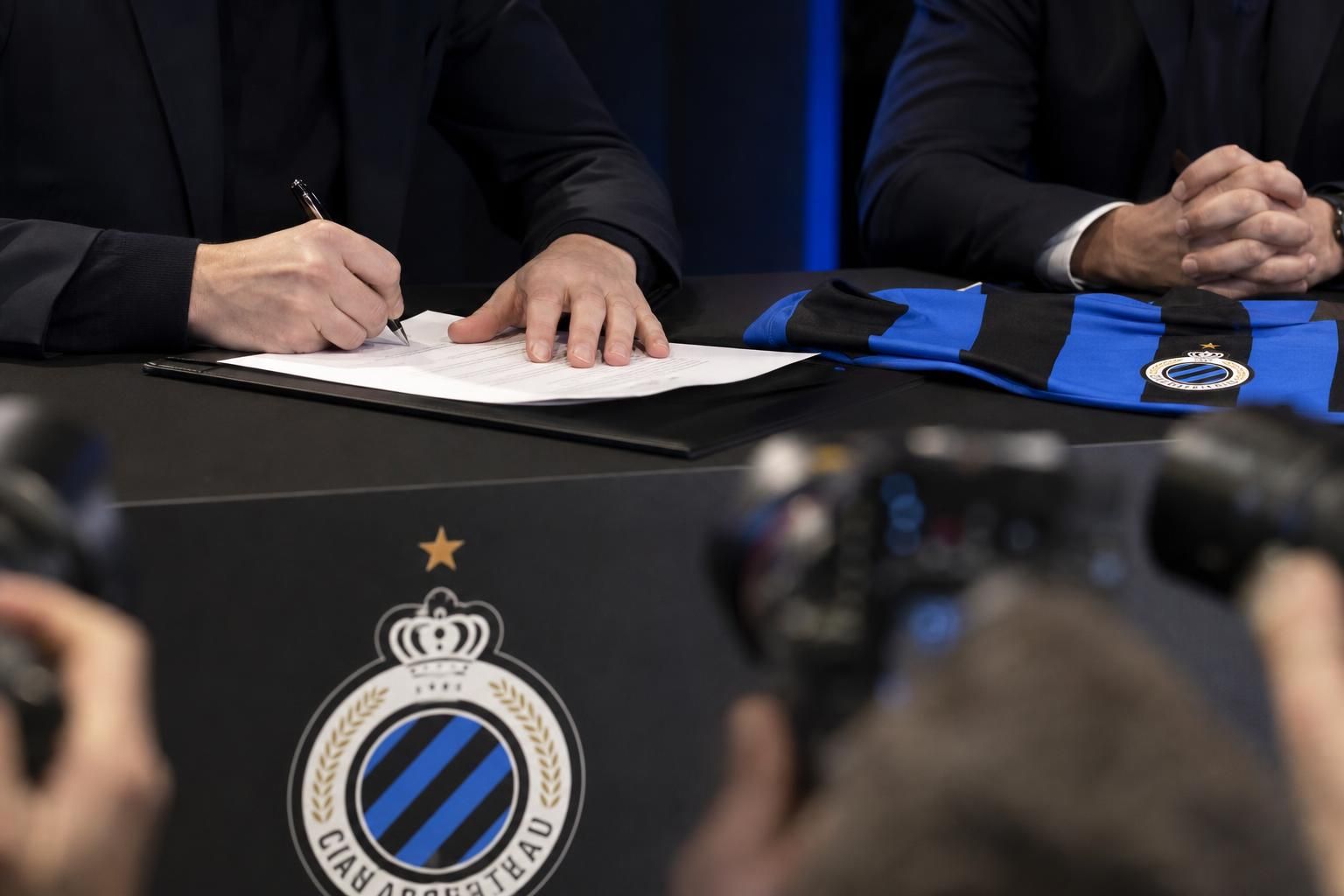 Contractmoment bij Club Brugge in een persomgeving zonder herkenbare gezichten