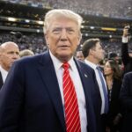Donald Trump tijdens een WK-moment in een vol voetbalstadion in Amerika