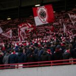Supporters van Royal Antwerp FC op de tribune van de Bosuil na de bestuurswissel