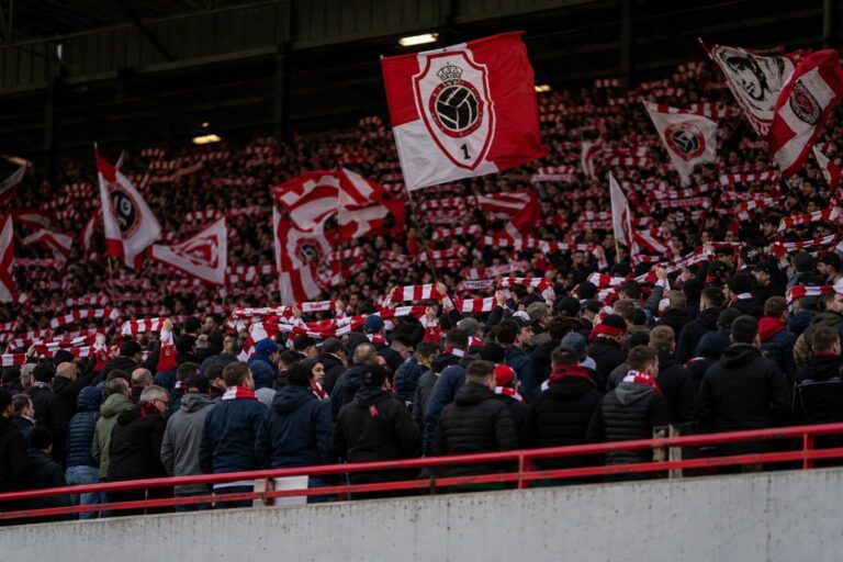 Supporters van Royal Antwerp FC op de tribune van de Bosuil na de bestuurswissel