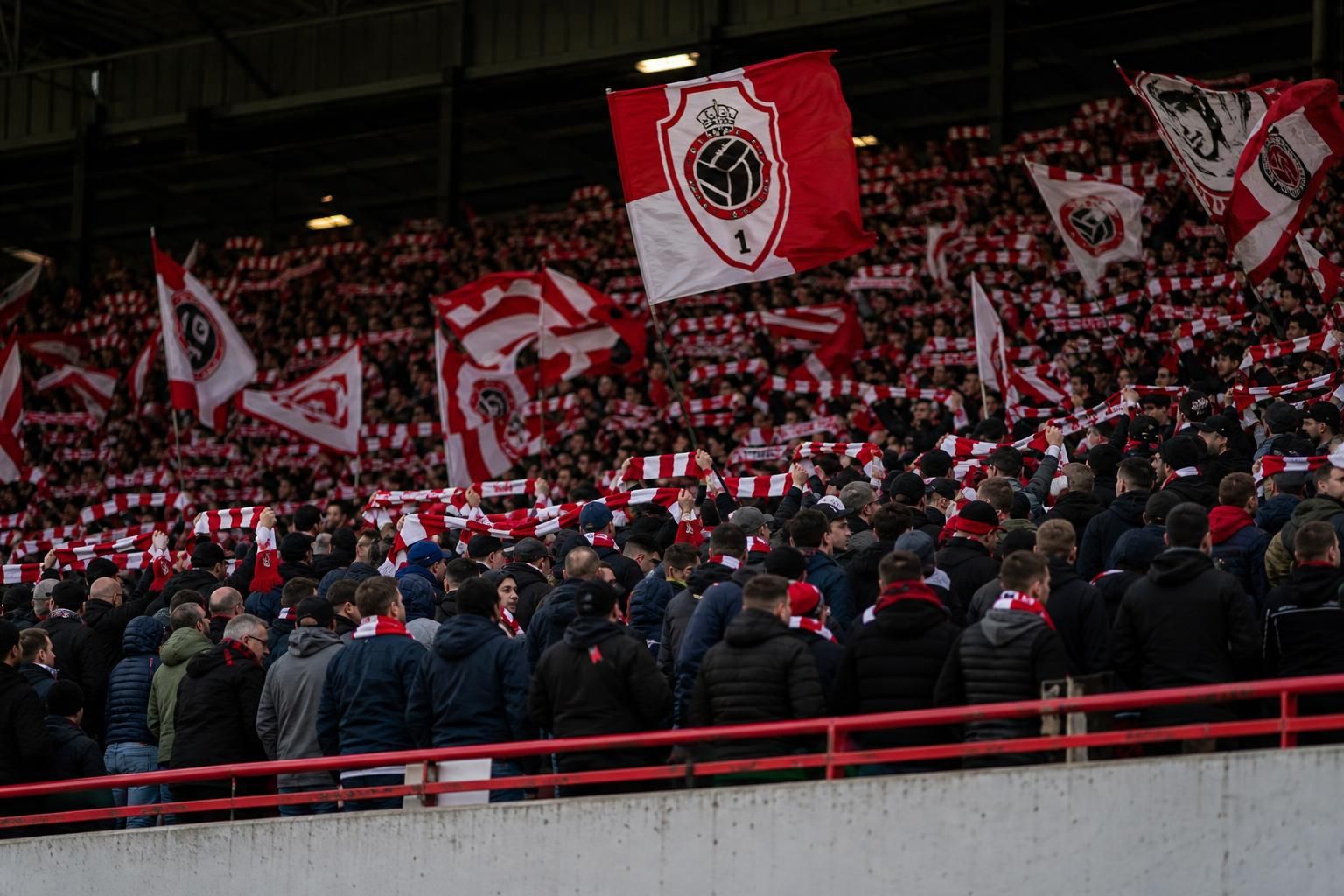 Supporters van Royal Antwerp FC op de tribune van de Bosuil na de bestuurswissel