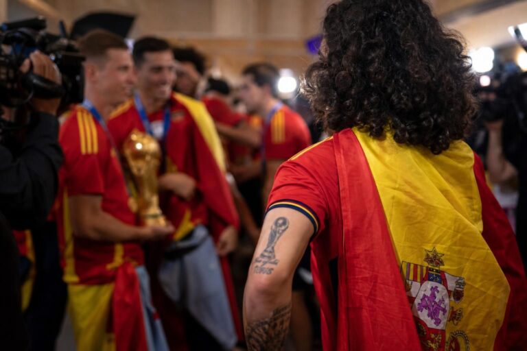 Spaanse WK-sfeer na de wereldtitel rond de tattoo-belofte van Marc Cucurella