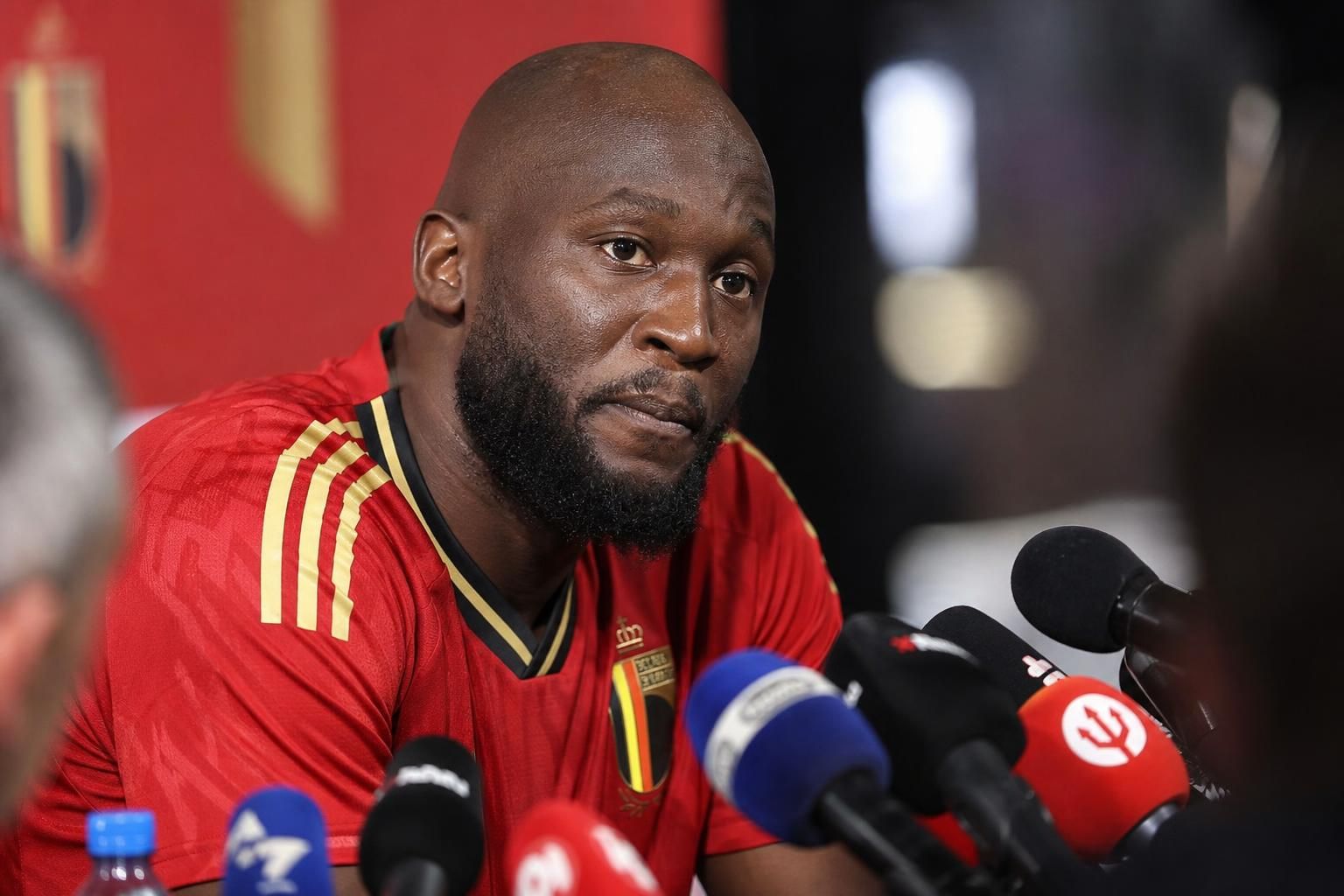 Romelu Lukaku in een gespannen persmoment rond de Rode Duivels