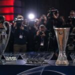 Europese trofeeën in een perssetting tijdens een loting voor Belgische clubs
