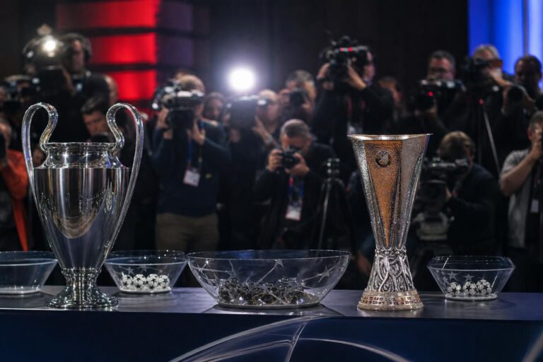 Europese trofeeën in een perssetting tijdens een loting voor Belgische clubs