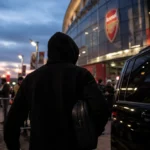 Transfercontext rond Arsenal met stadionomgeving en gespannen voetbalsfeer