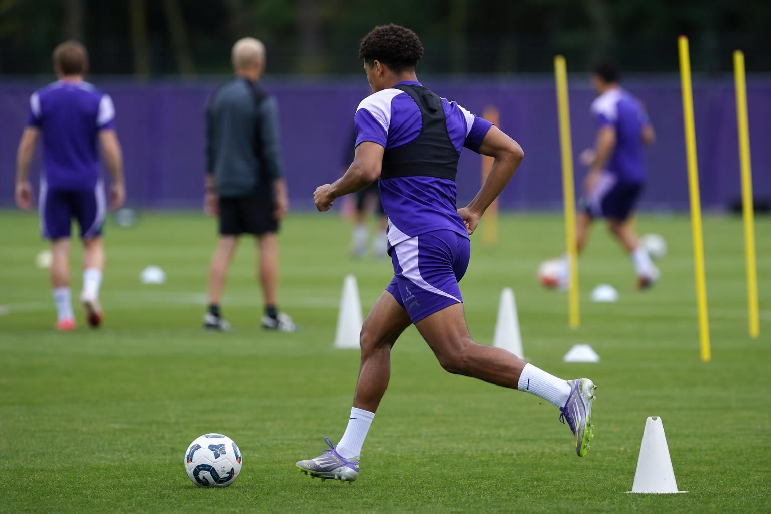 RSC Anderlecht werkt tijdens de voorbereiding aan scherpte op de flank