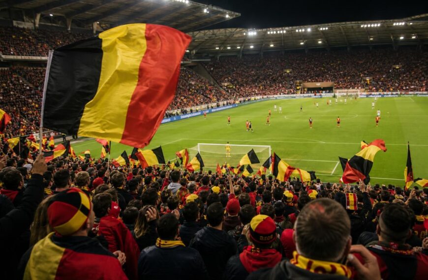 Supporters van de Rode Duivels in een stadion na een WK-wedstrijd