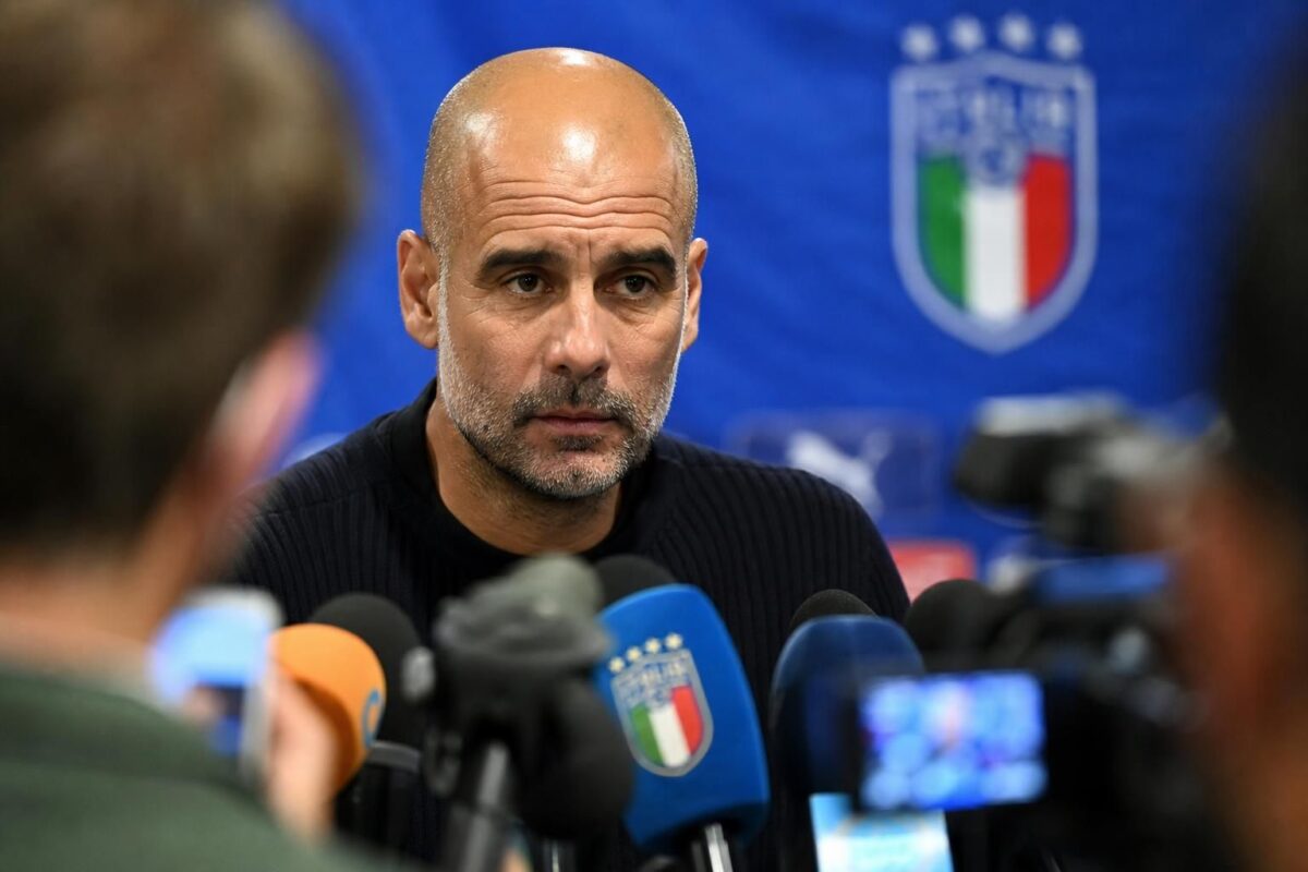 Pep Guardiola tijdens een gespannen persmoment rond zijn toekomst als mogelijke bondscoach.
