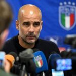 Pep Guardiola tijdens een gespannen persmoment rond zijn toekomst als mogelijke bondscoach.