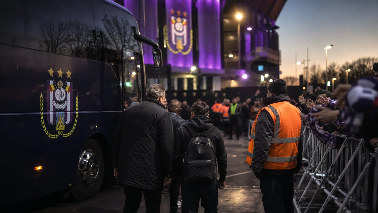 Transfercontext rond Anderlecht met paars-witte stadionomgeving en gespannen zomerse mercato-sfeer