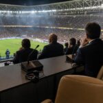 Gespannen VIP- en persomgeving rond een WK-finale als symbool voor het conflict tussen UEFA en FIFA