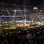 Halftimeshow in een vol voetbalstadion tijdens een WK-finale zonder herkenbare gezichten