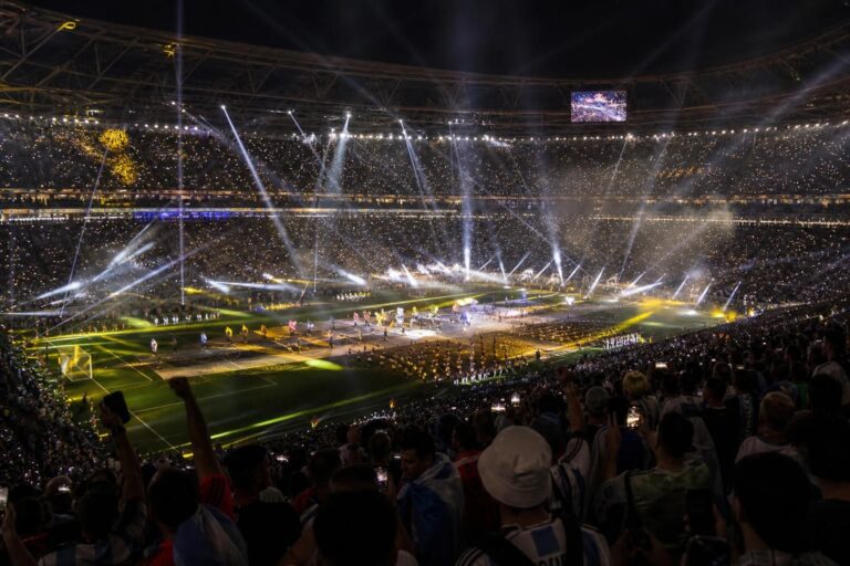 Halftimeshow in een vol voetbalstadion tijdens een WK-finale zonder herkenbare gezichten