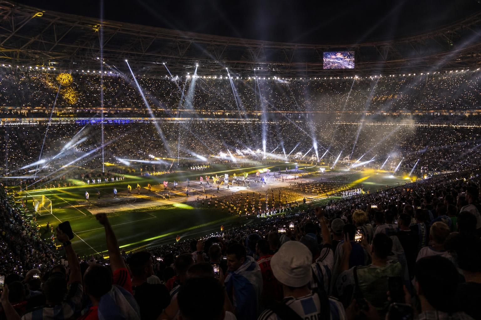 Halftimeshow in een vol voetbalstadion tijdens een WK-finale zonder herkenbare gezichten