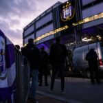 Transfercontext rond RSC Anderlecht met een gespannen sfeer aan het stadion.