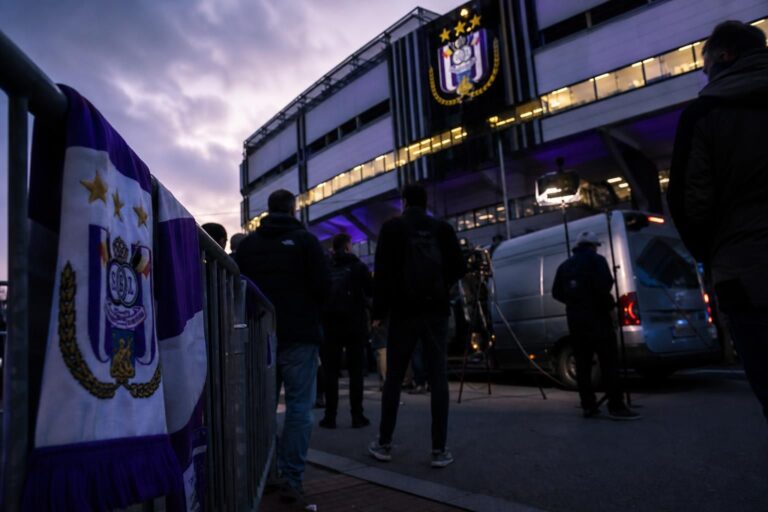 Transfercontext rond RSC Anderlecht met een gespannen sfeer aan het stadion.