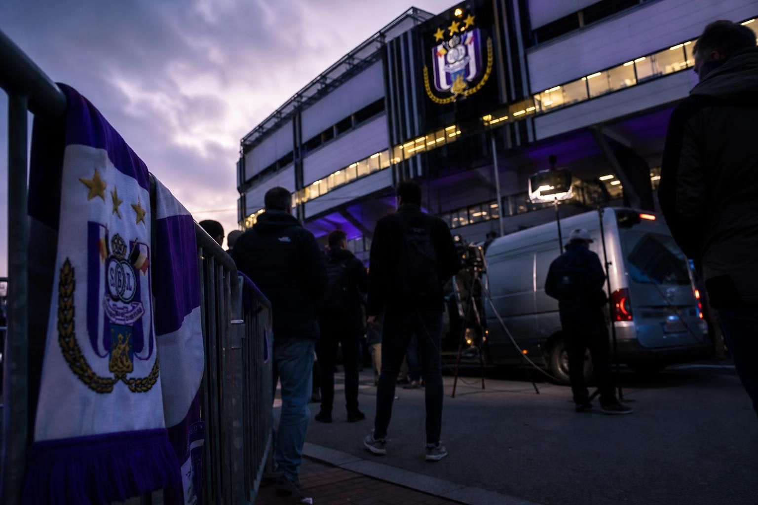 Transfercontext rond RSC Anderlecht met een gespannen sfeer aan het stadion.