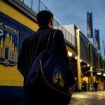 Transfercontext rond KVC Westerlo met stadionomgeving en clubkleuren zonder herkenbare gezichten
