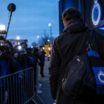 Transfercontext rond Club Brugge met blauw-zwarte sfeer en persaandacht zonder herkenbare gezichten