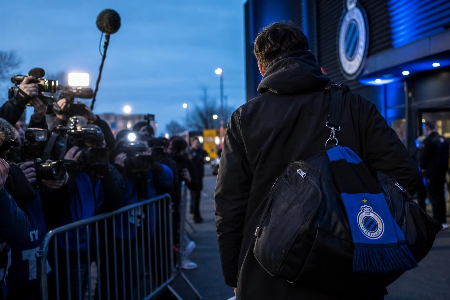 Transfercontext rond Club Brugge met blauw-zwarte sfeer en persaandacht zonder herkenbare gezichten