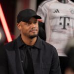 Vincent Kompany in Bayern-context bij de voorstelling van een nieuw uitshirt