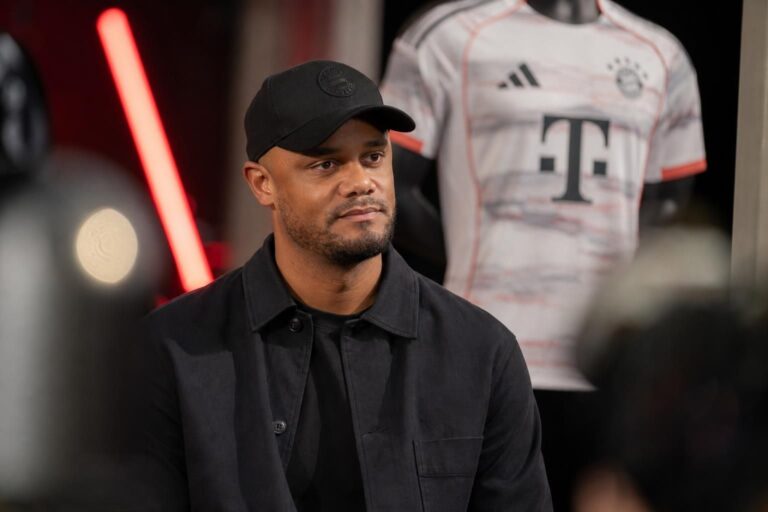 Vincent Kompany in Bayern-context bij de voorstelling van een nieuw uitshirt