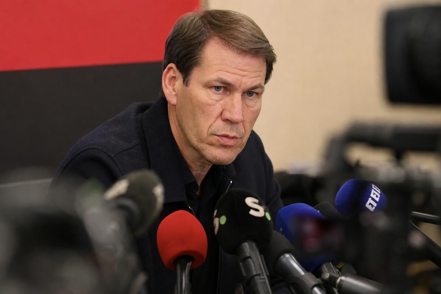 Rudi Garcia tijdens een gespannen persmoment rond de Rode Duivels