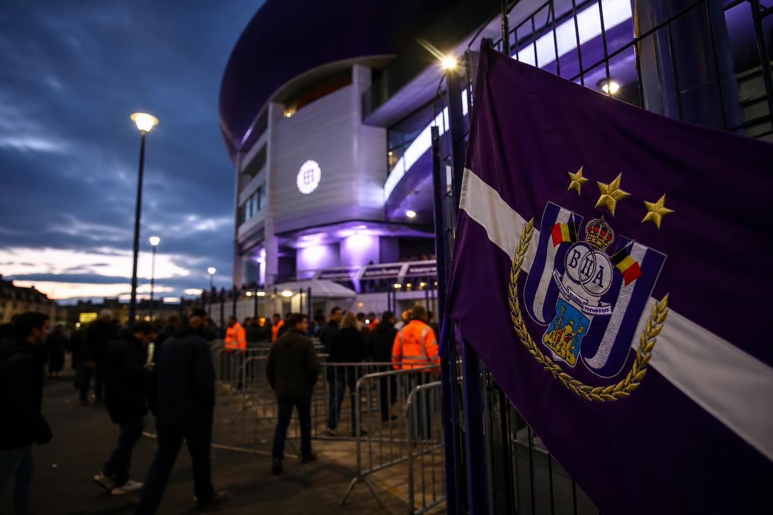 Transferdruk rond RSC Anderlecht in een stadioncontext zonder herkenbare gezichten