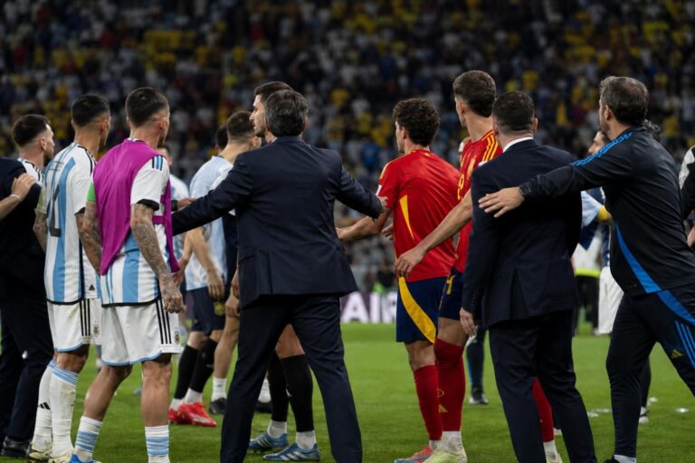 Opstootjes na de WK-finale tussen Argentinië en Spanje onder felle stadionlichten