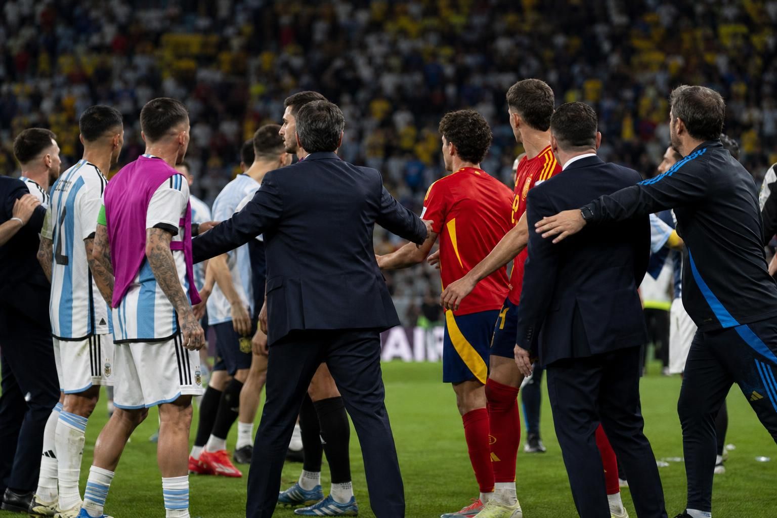 Opstootjes na de WK-finale tussen Argentinië en Spanje onder felle stadionlichten