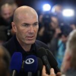 Zinedine Zidane in een perscontext rond de Franse nationale ploeg