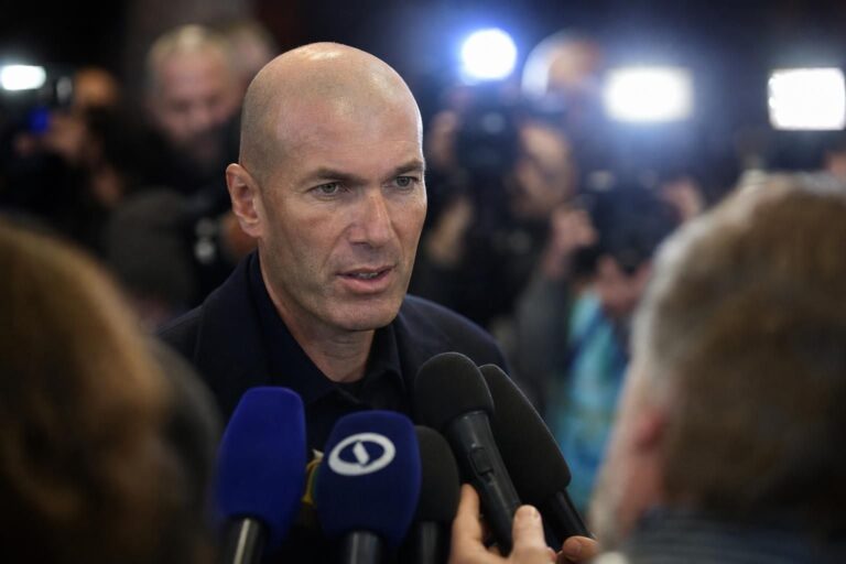Zinedine Zidane in een perscontext rond de Franse nationale ploeg