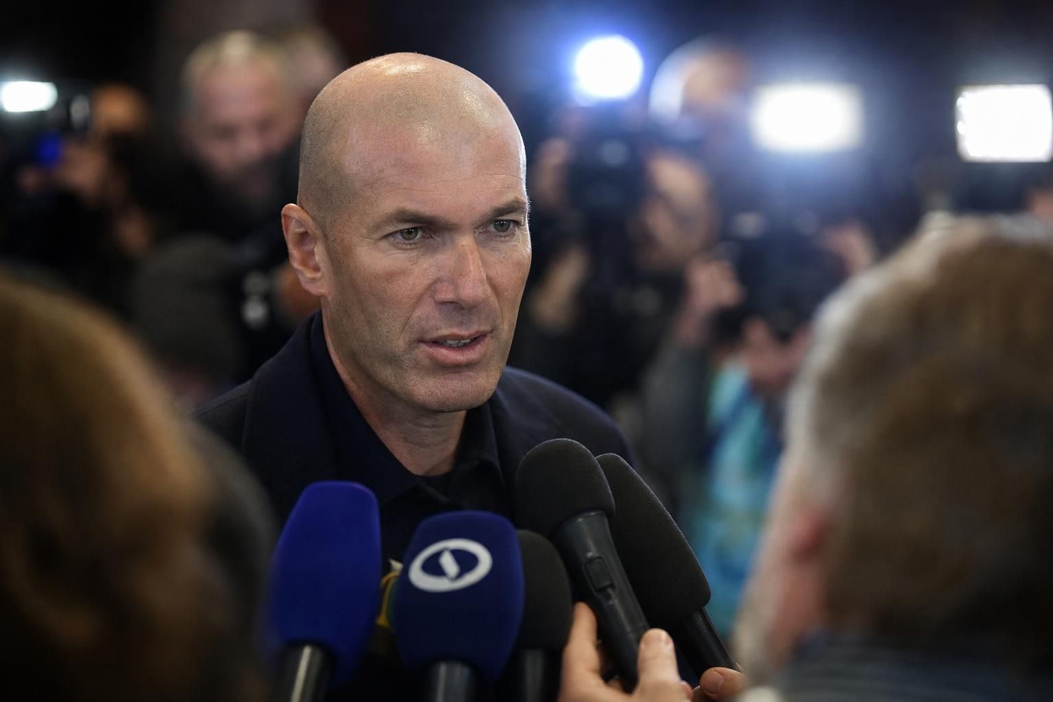 Zinedine Zidane in een perscontext rond de Franse nationale ploeg