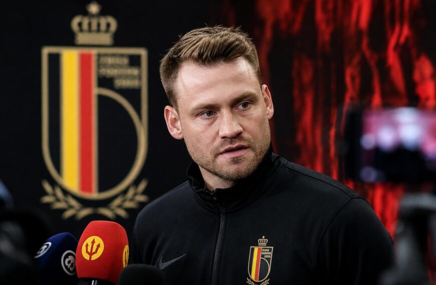 Simon Mignolet in een voetbalbondcontext rond de zoektocht naar een nieuwe bondscoach van de Rode Duivels