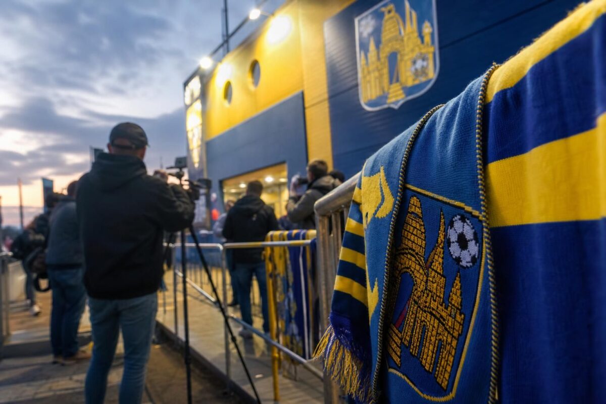 Supporters van KVC Westerlo in een gespannen transfersfeer rond de club