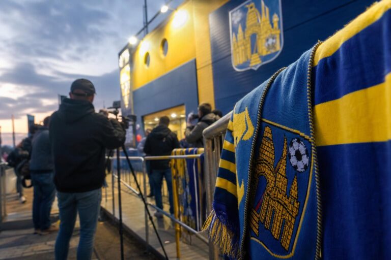 Supporters van KVC Westerlo in een gespannen transfersfeer rond de club