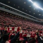 Supporters van Royal Antwerp FC in een geladen Bosuil-sfeer