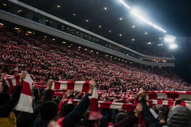 Supporters van Royal Antwerp FC in een geladen Bosuil-sfeer