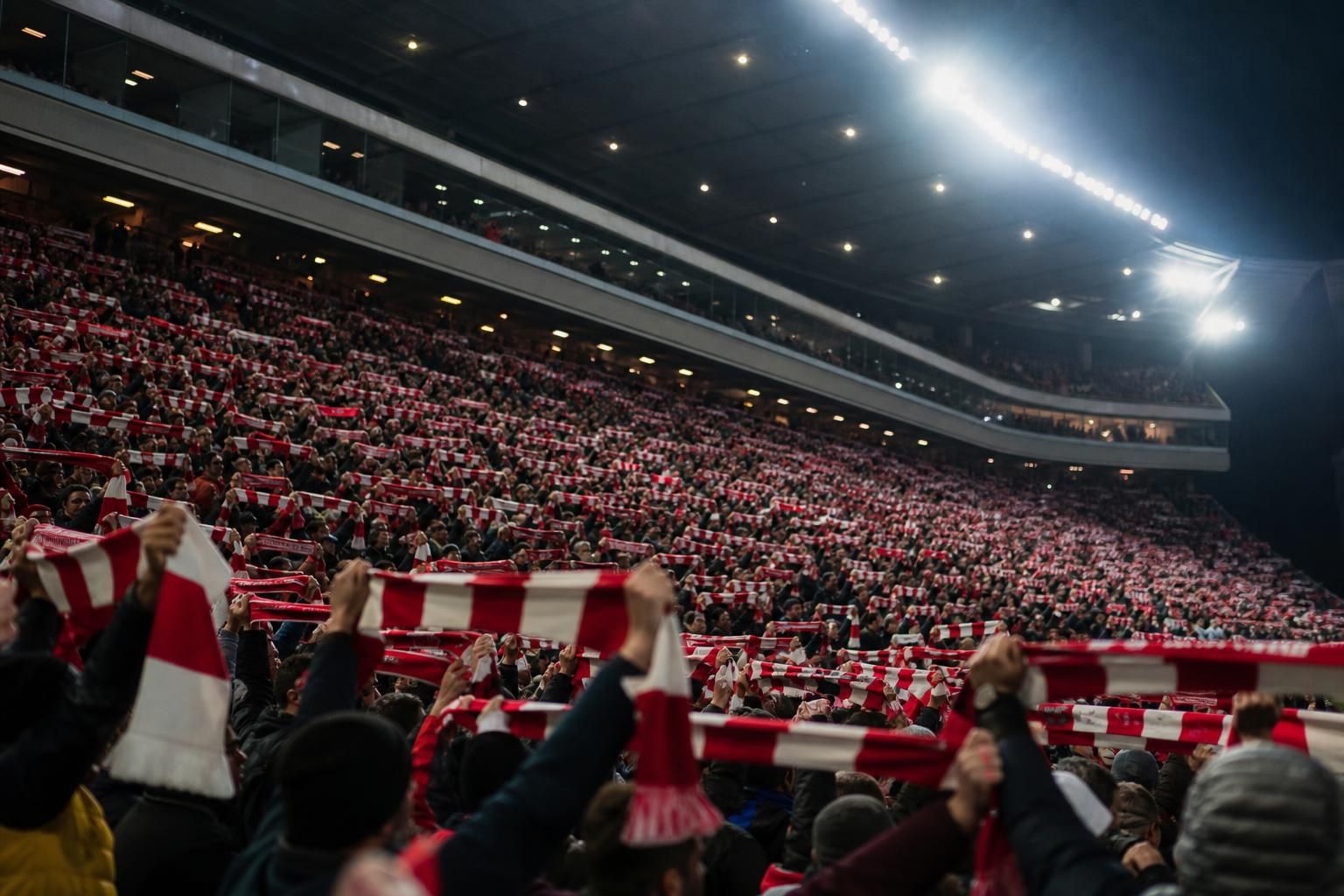 Supporters van Royal Antwerp FC in een geladen Bosuil-sfeer