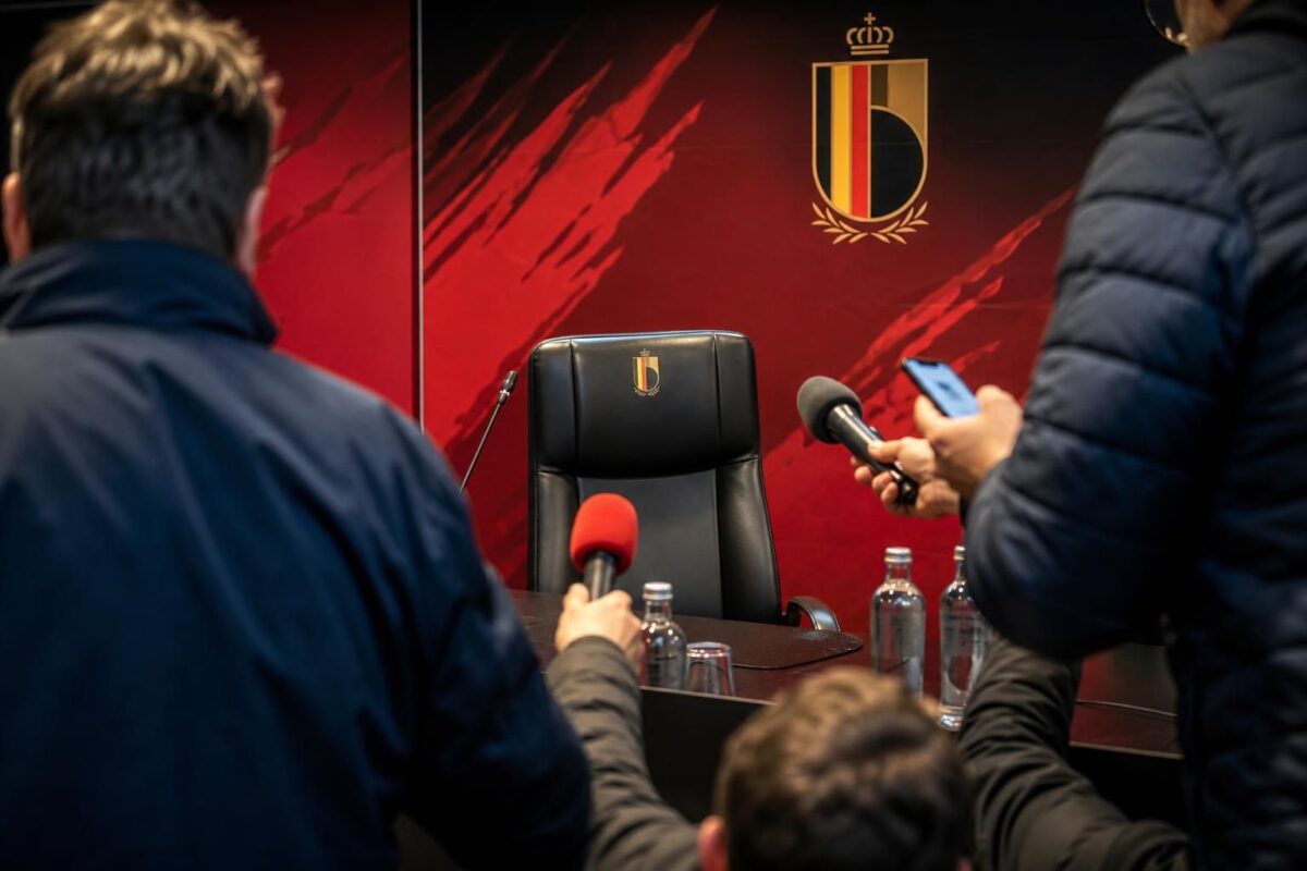 Persmoment rond de Rode Duivels tijdens de zoektocht naar een nieuwe bondscoach