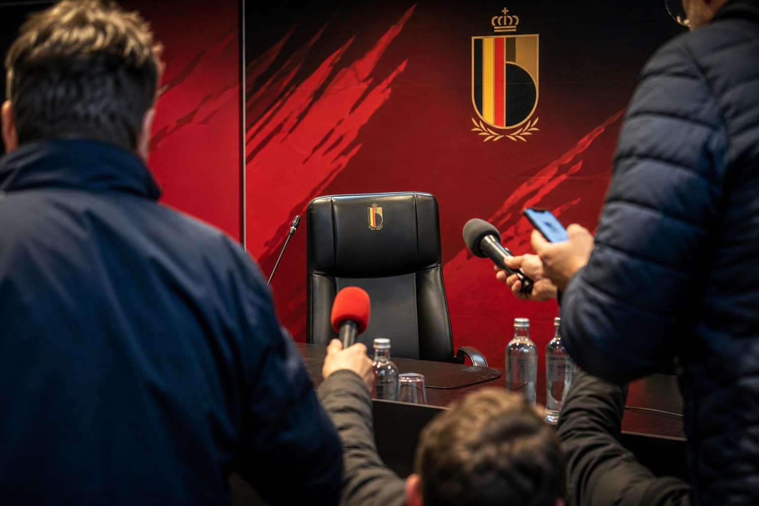 Persmoment rond de Rode Duivels tijdens de zoektocht naar een nieuwe bondscoach