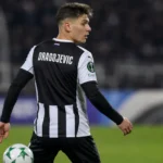 Vanja Dragojevic in het tenue van Partizan Belgrado tijdens een wedstrijdactie