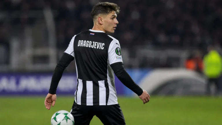 Vanja Dragojevic in het tenue van Partizan Belgrado tijdens een wedstrijdactie