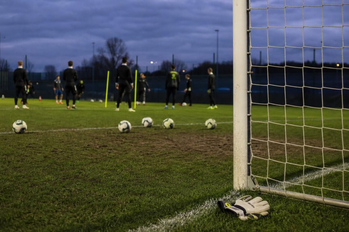 Een gespannen trainingsbeeld rond de doelmond van La Louvière zonder herkenbare gezichten