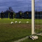 Een gespannen trainingsbeeld rond de doelmond van La Louvière zonder herkenbare gezichten