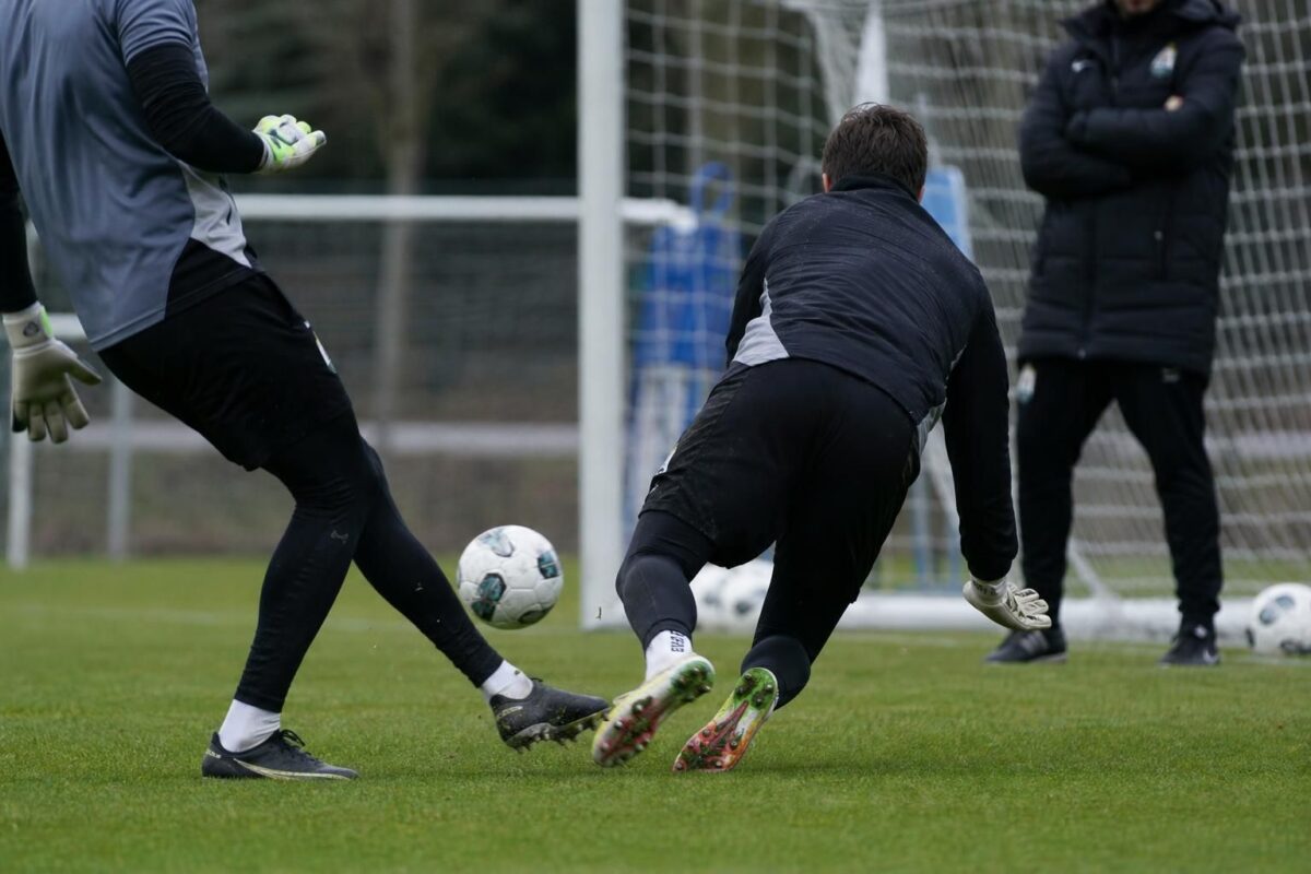 Gespannen keepersmoment op training bij Sporting Charleroi zonder herkenbare gezichten