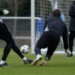 Gespannen keepersmoment op training bij Sporting Charleroi zonder herkenbare gezichten